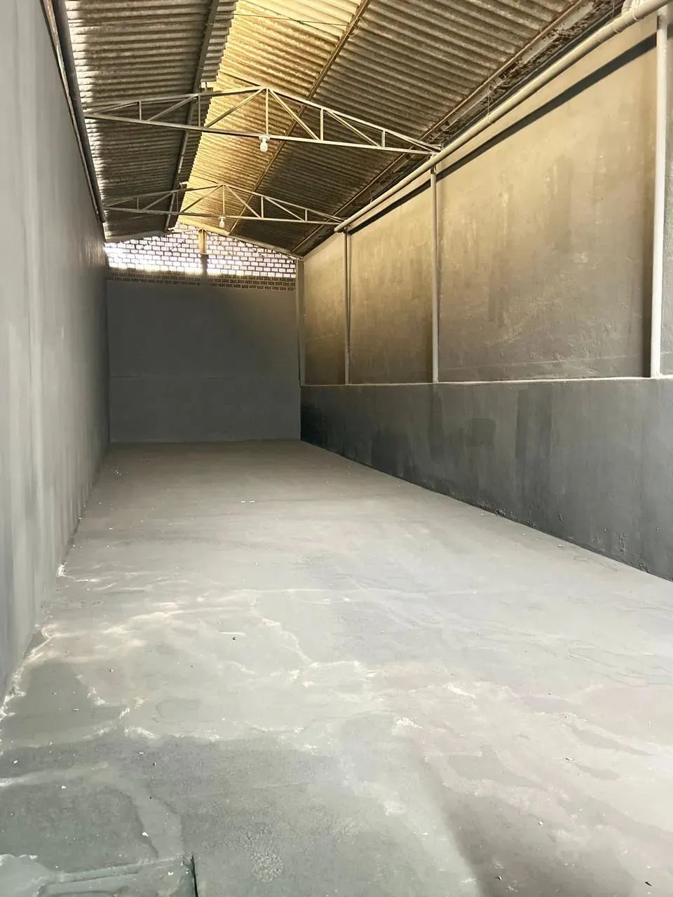 Salão para locação de 250 m com um salão com 2 wcs, cozinha, 2 salas e no fundo + 120 m de