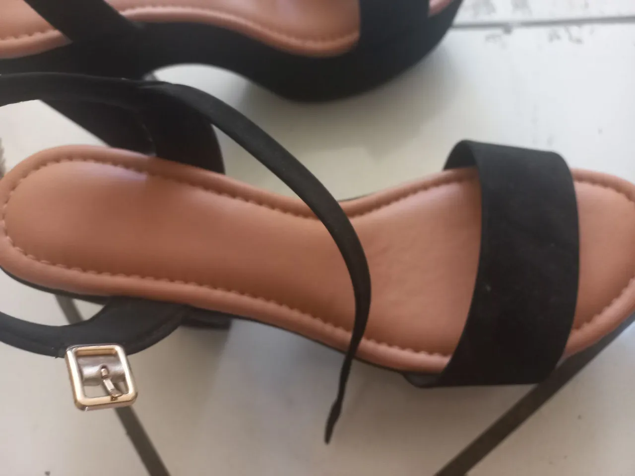 Sandália feminina preta com tira no tornozelo