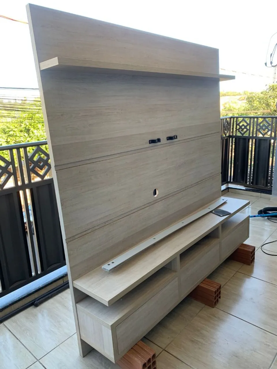 Painel para TV com rack em madeira clara