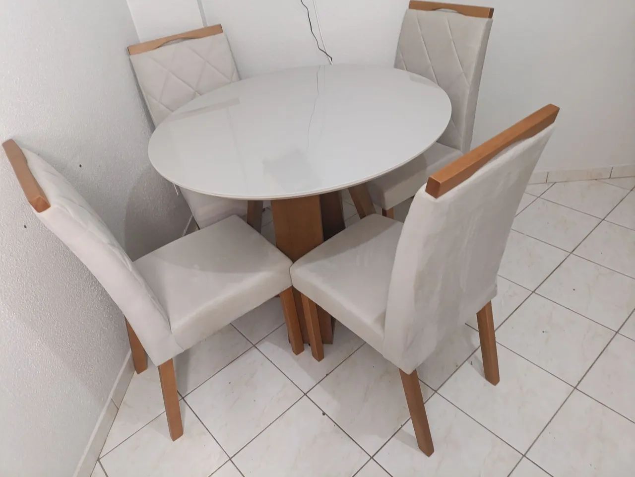 Mesa de Jantar redonda  com Tampo de vidro 4 lugares 