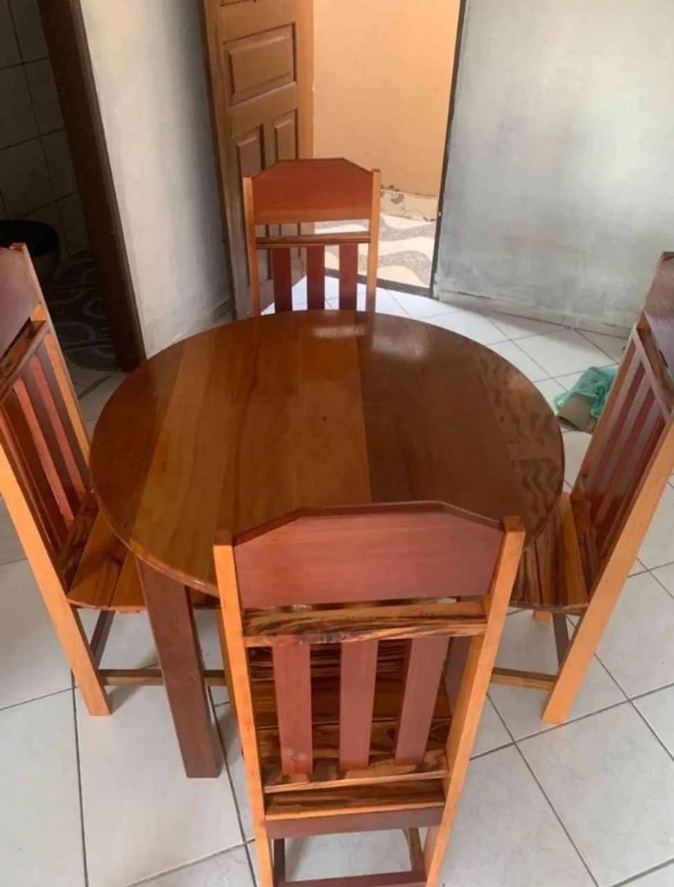 Vendo Mesa de Madeira com 4 Cadeiras  - Foto 3