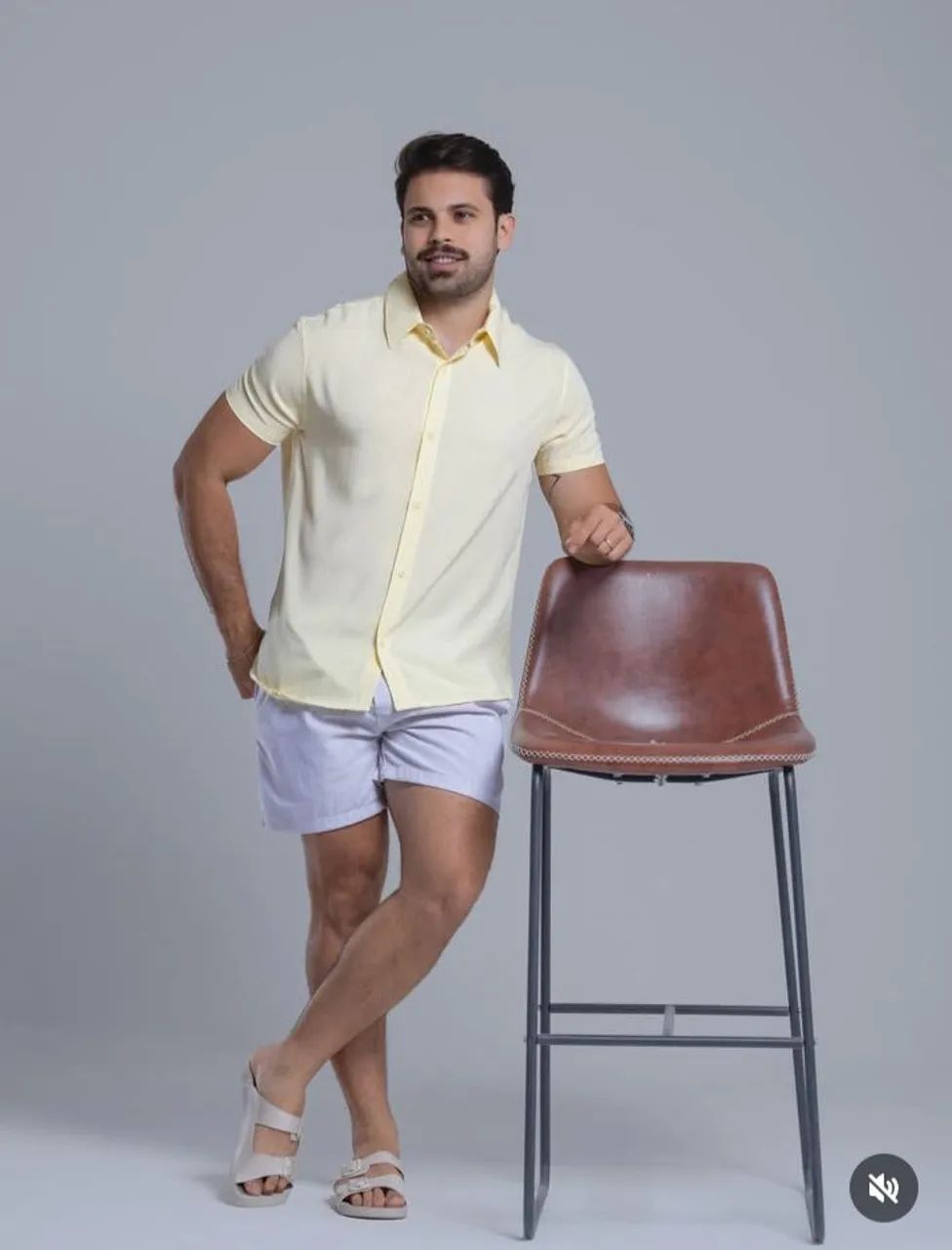 Camisa de Botão masculina lisa no tecido viscolinho e barramas  - Foto 4
