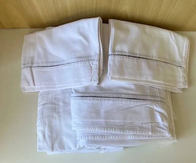 Jogo de cama branco com listra preta para cama King