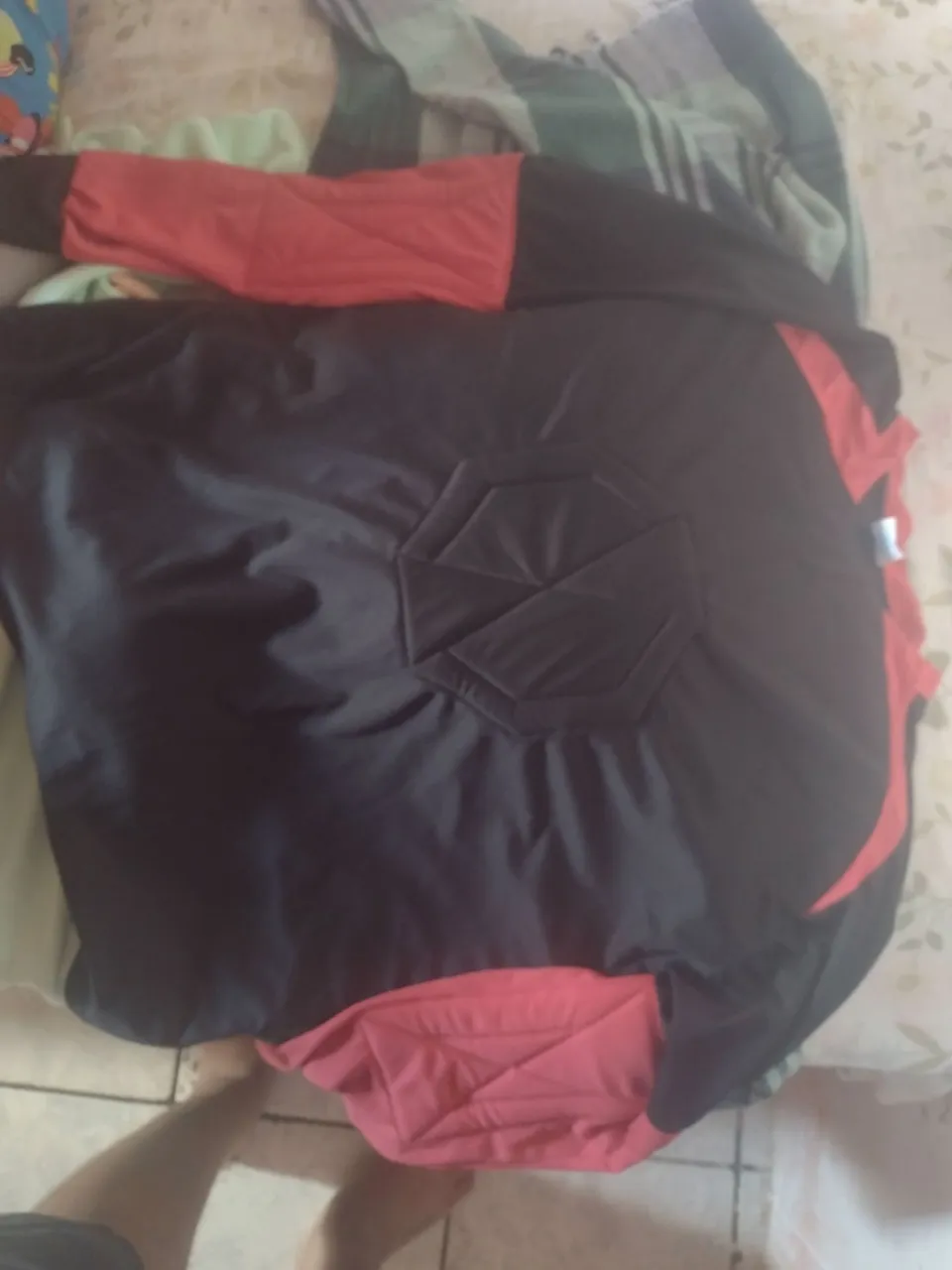 Jaqueta Esportiva Preta com Detalhes Vermelhos