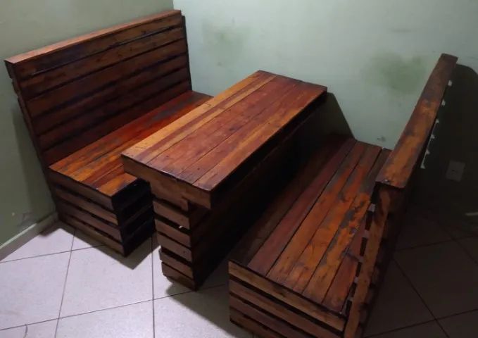 1 Mesa Rústica + 2 Bancos de Pallet / Estrutura Reforçada / Pintura em Verniz marítimo.