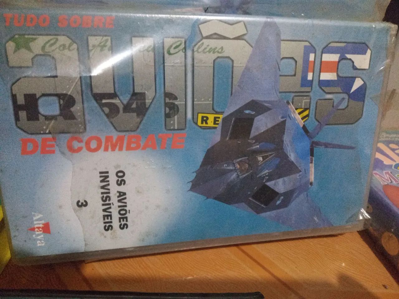 Fita VHS Aviões de Combate + revista - Os Aviões Invisíveis  - Foto 2