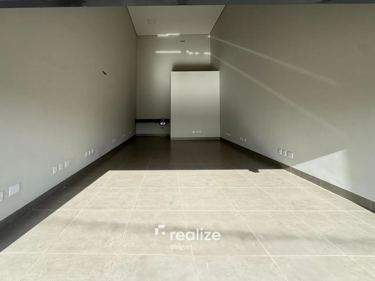 Sala comercial disponível para locação, localização privilegiada próximo ao Buriti Shoppin - Foto 2