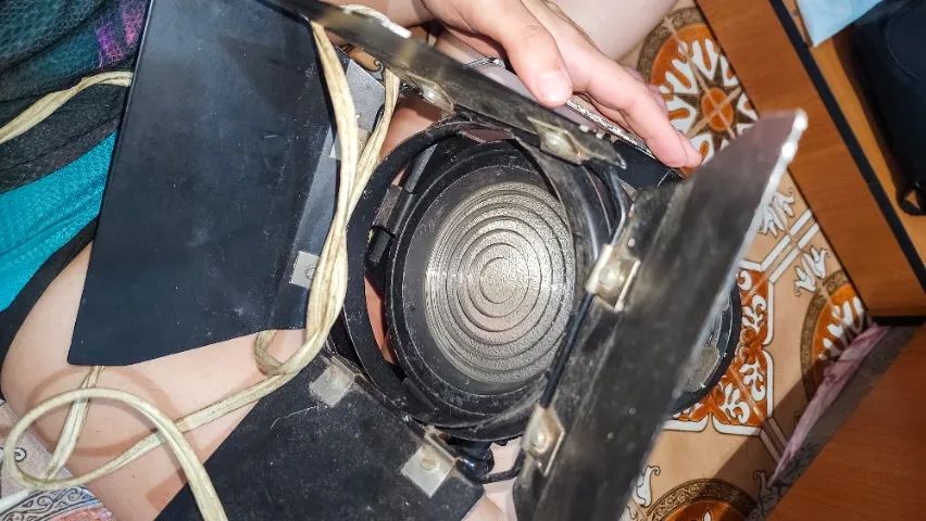 2 Iluminadores fresnel luz halógena Spotlight 600w - Foto 2