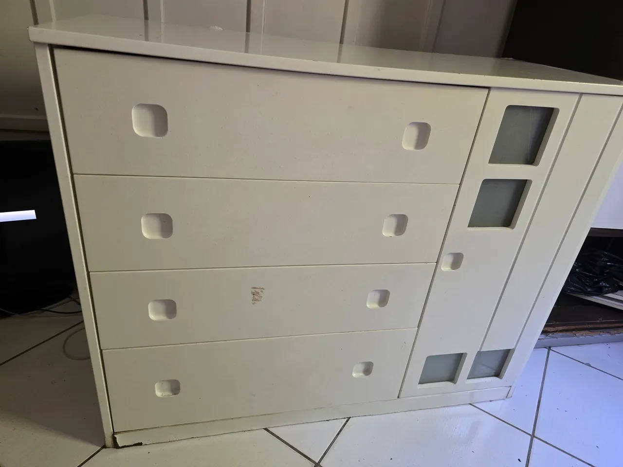 Cômoda branca com design moderno