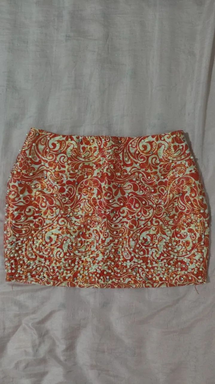 saia colorida com pedrinhas (cores: laranja, dourada e off withe)