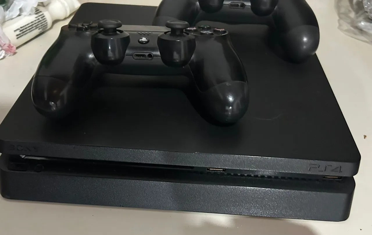 Playstation 4 com 2 Controles - Perfeito para Jogar!