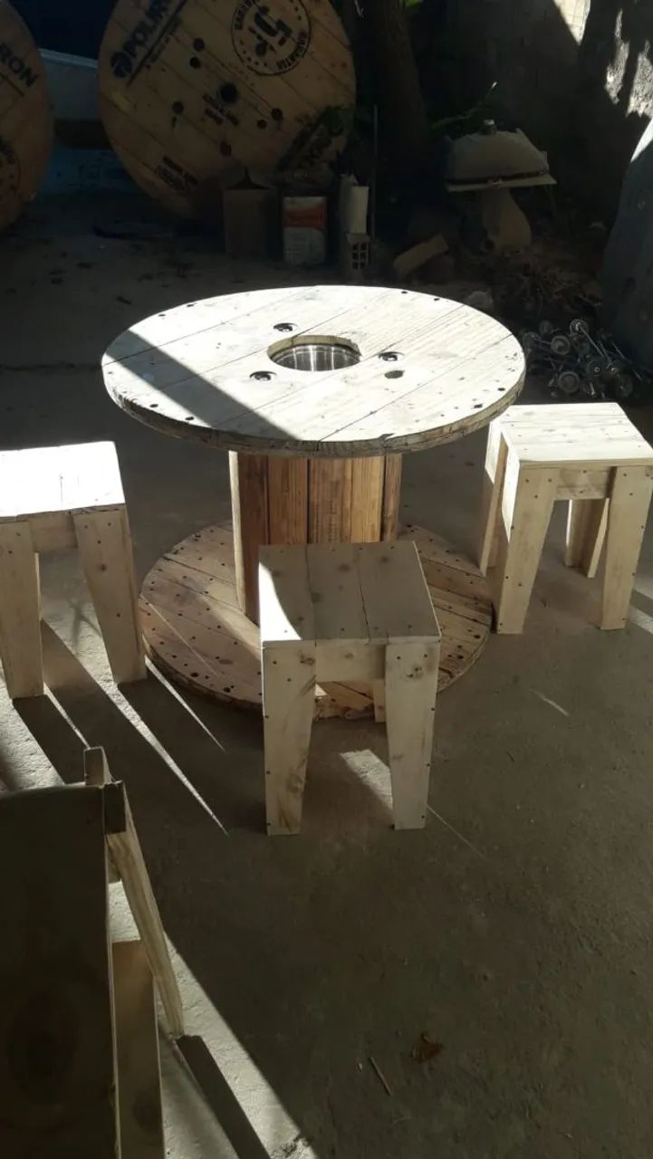 Conjunto de mesa e banquetas de madeira rústica - Foto 2