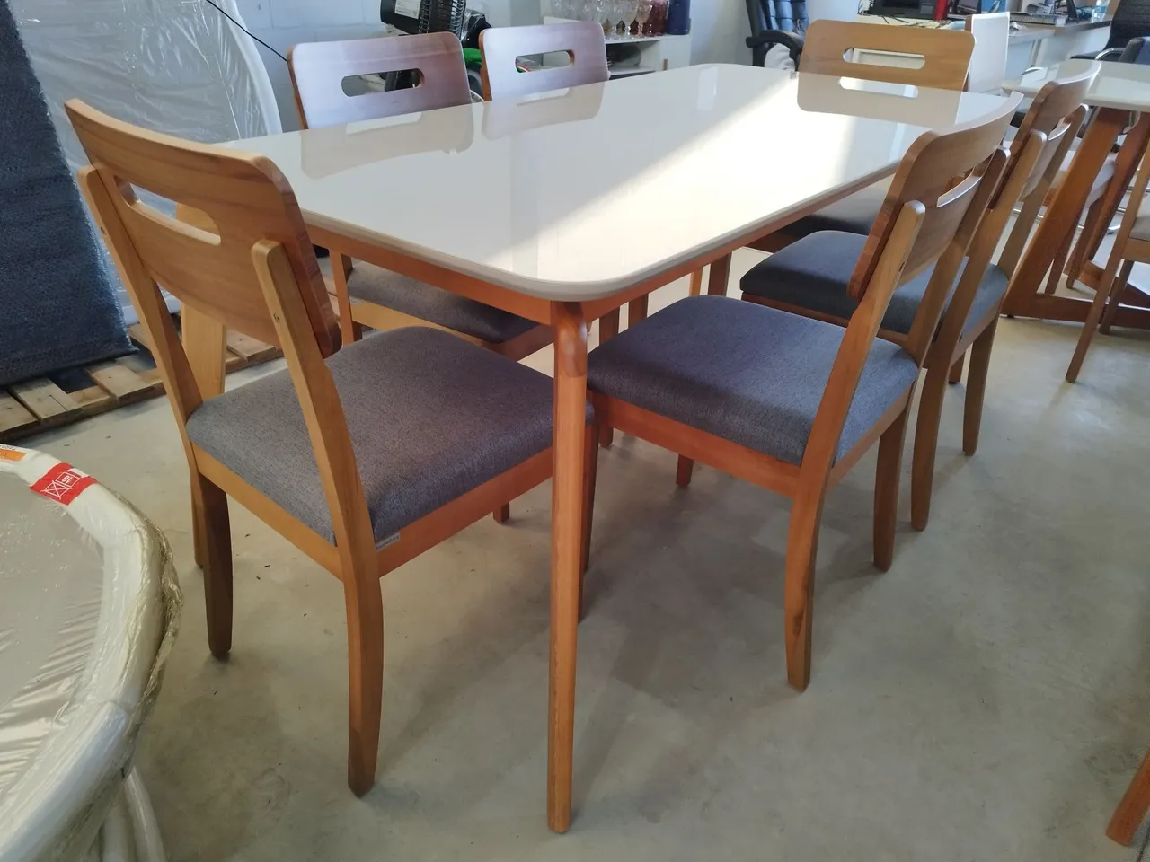 Mesa de Jantar com 6 Cadeiras - Design Moderno