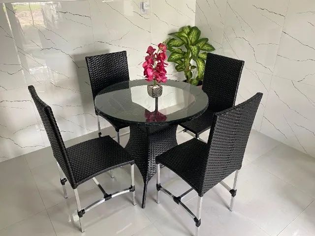 Conjunto de Mesa Redonda com Tampão de vidro.