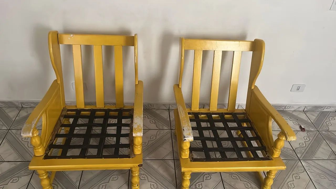 Poltronas Amarelas de Madeira - Estilo Clássico - Foto 2