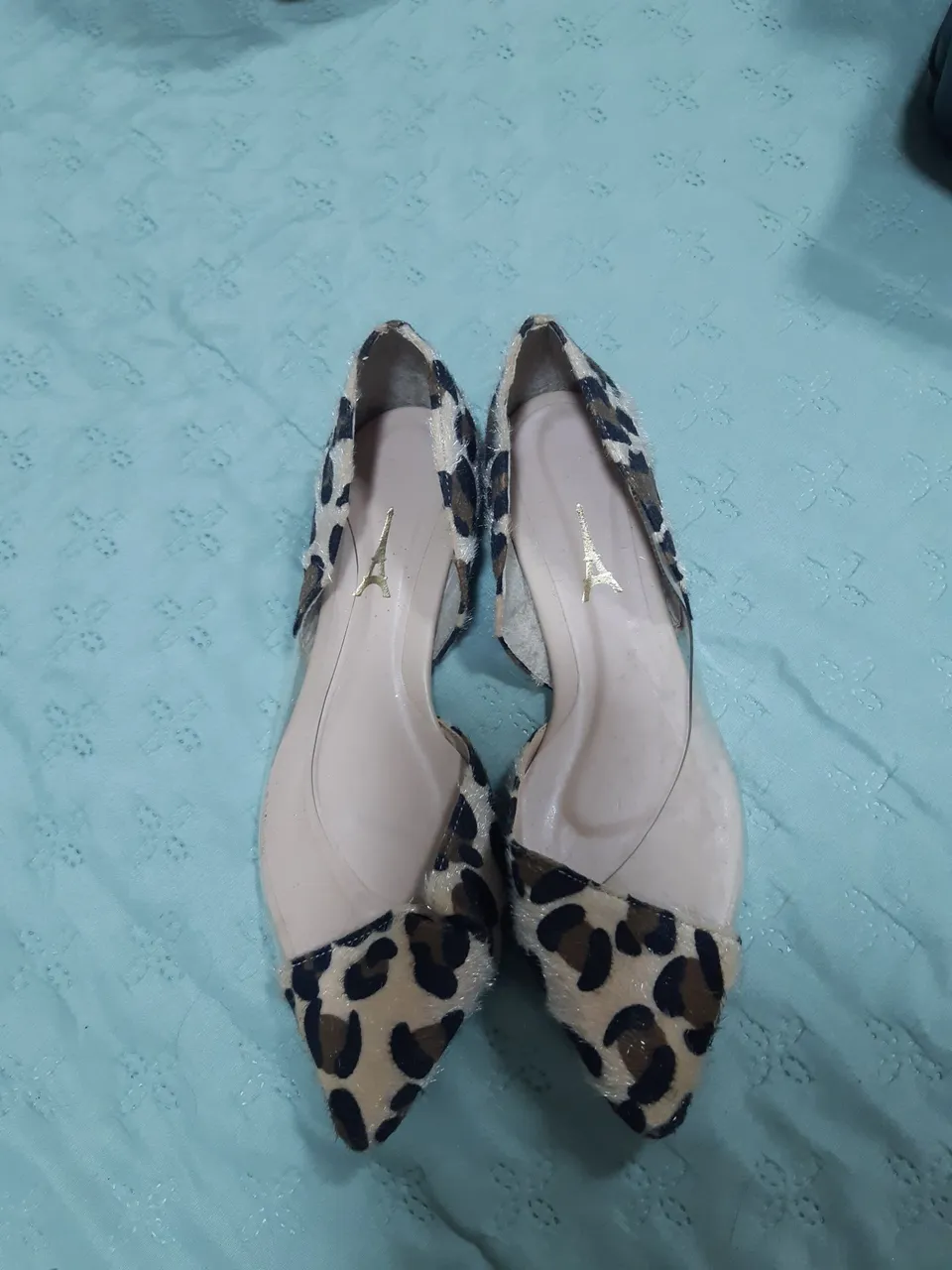 Sapatos de salto com estampa de leopardo