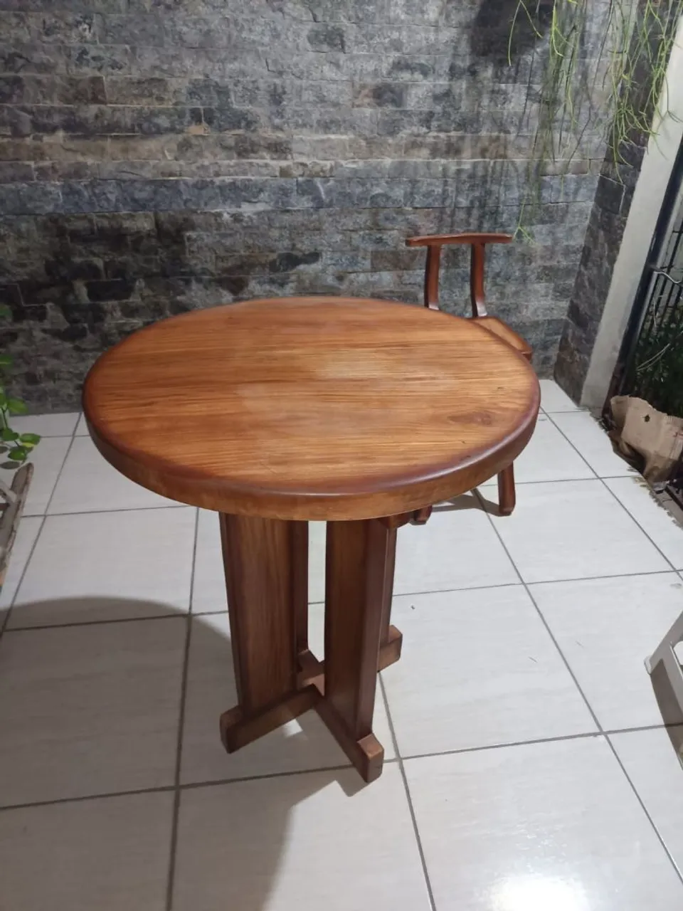 Mesa redonda de madeira maciça