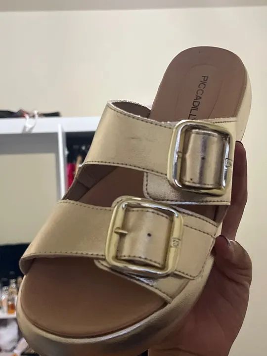 Sandália dourada feminina