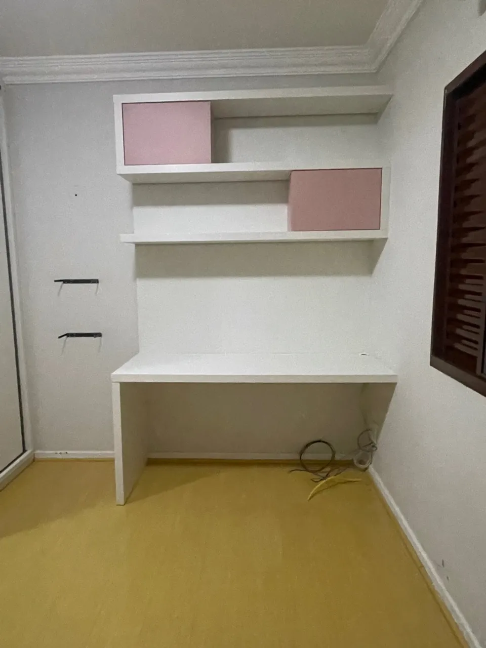 Escrivaninha branca com nichos e prateleiras