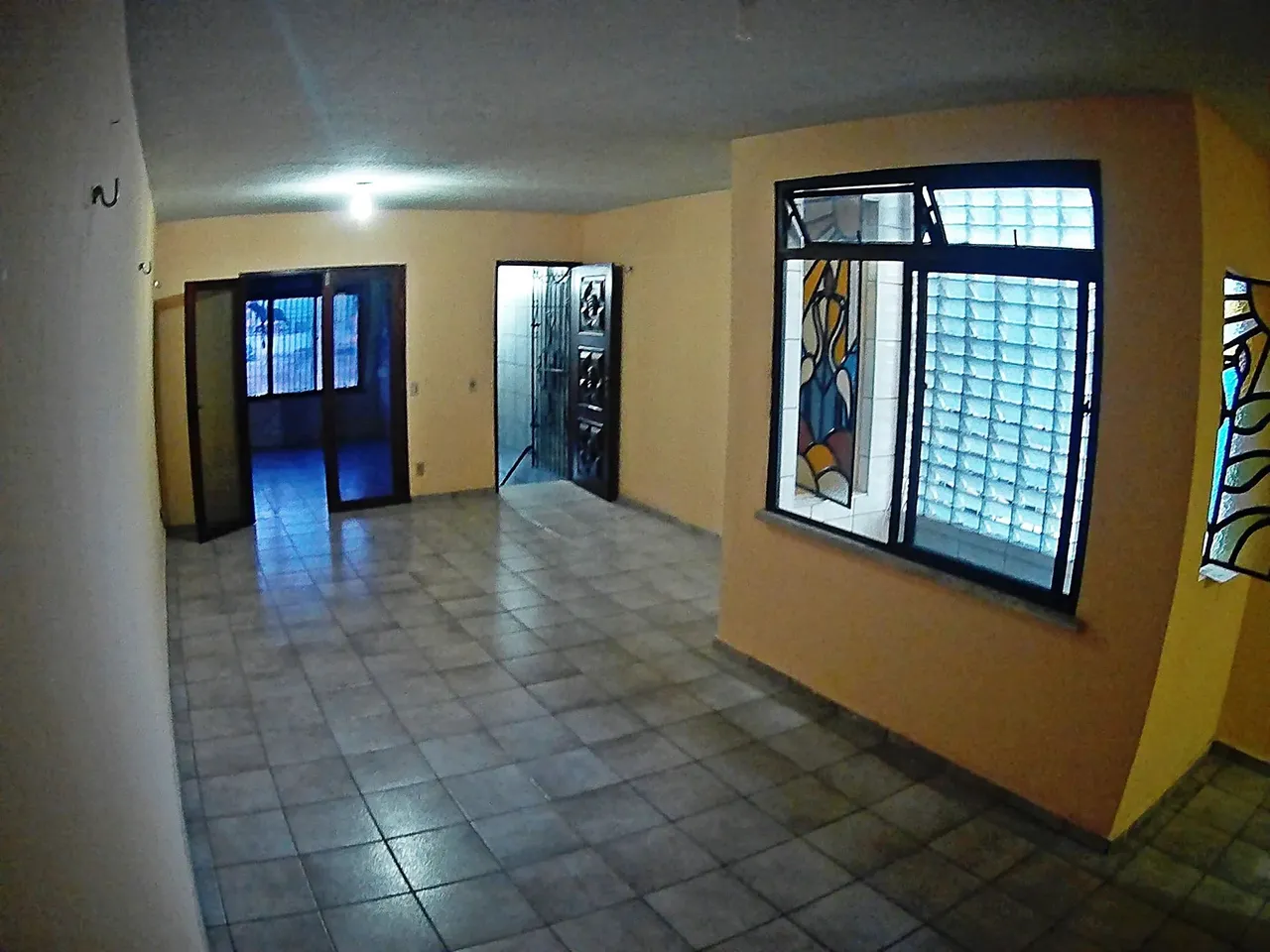 Excelente casa com 2 suítes, sala, varanda ampla