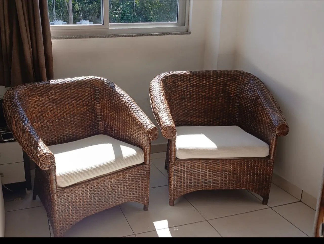 Duas Poltronas de Vime com Almofadas