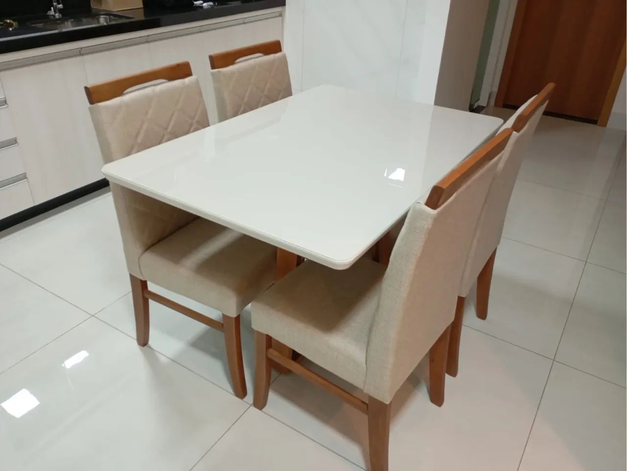 Mesa de Jantar com 4 Cadeiras Estofadas toda de madeira  - Foto 2