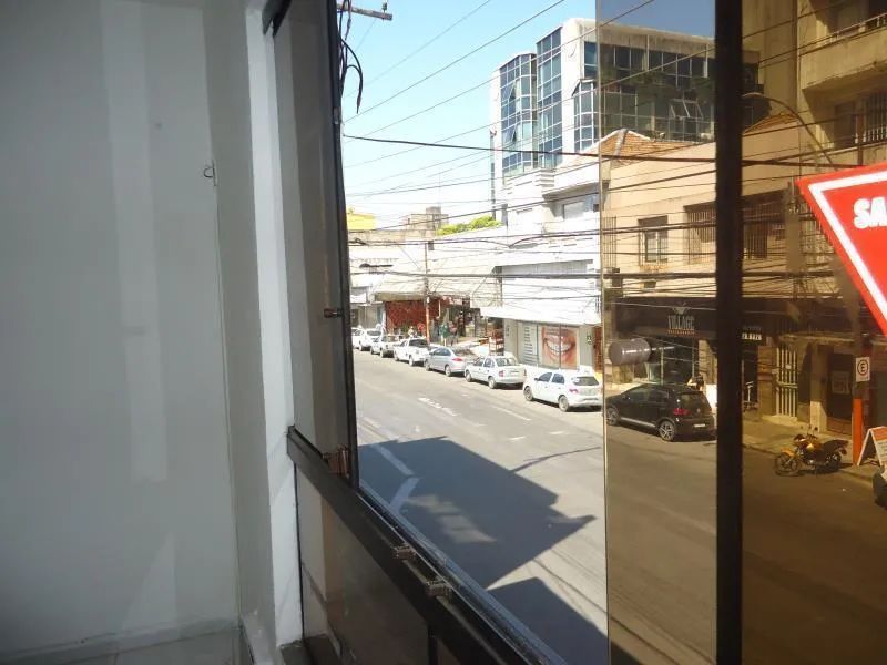 Sala com 32m2, de frente, piso cerâmico, banheiro social, split, bem iluminada, arejada, o - Foto 3
