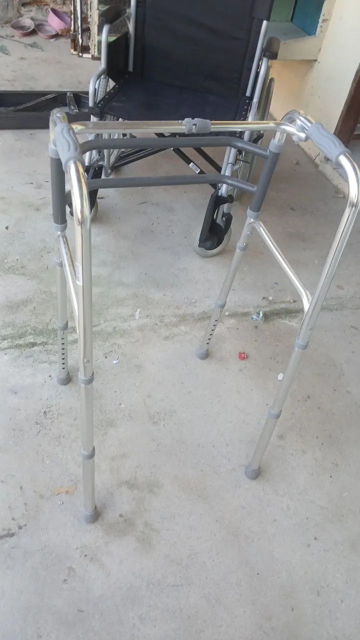 Duas Cadeiras de Rodas e um andador - Ótimas condições! - Foto 3