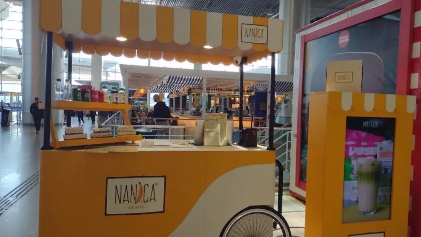 Carrinho e Totem em MDF de 15mm revestido em laminado Amarelo Novo Cromo Real L523 e Marfi