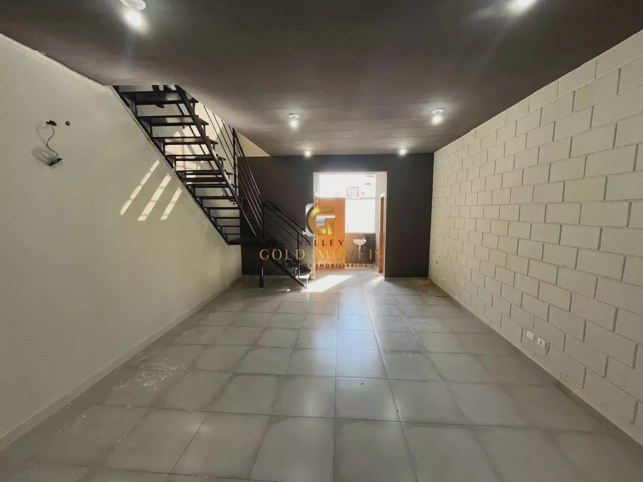 Oportunidade - Ponto Comercial - 138 m² - Pé direito dublo - 1 Vagas | LD - Foto 2
