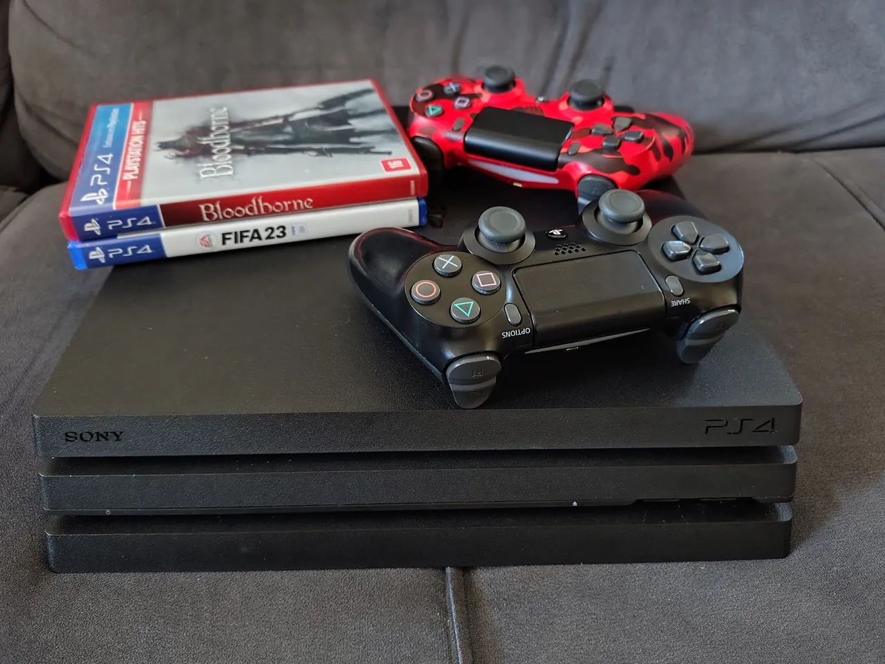 Playstation 4 Pró 4k 1tb - 2 controles. Aceito cartão e trocas*