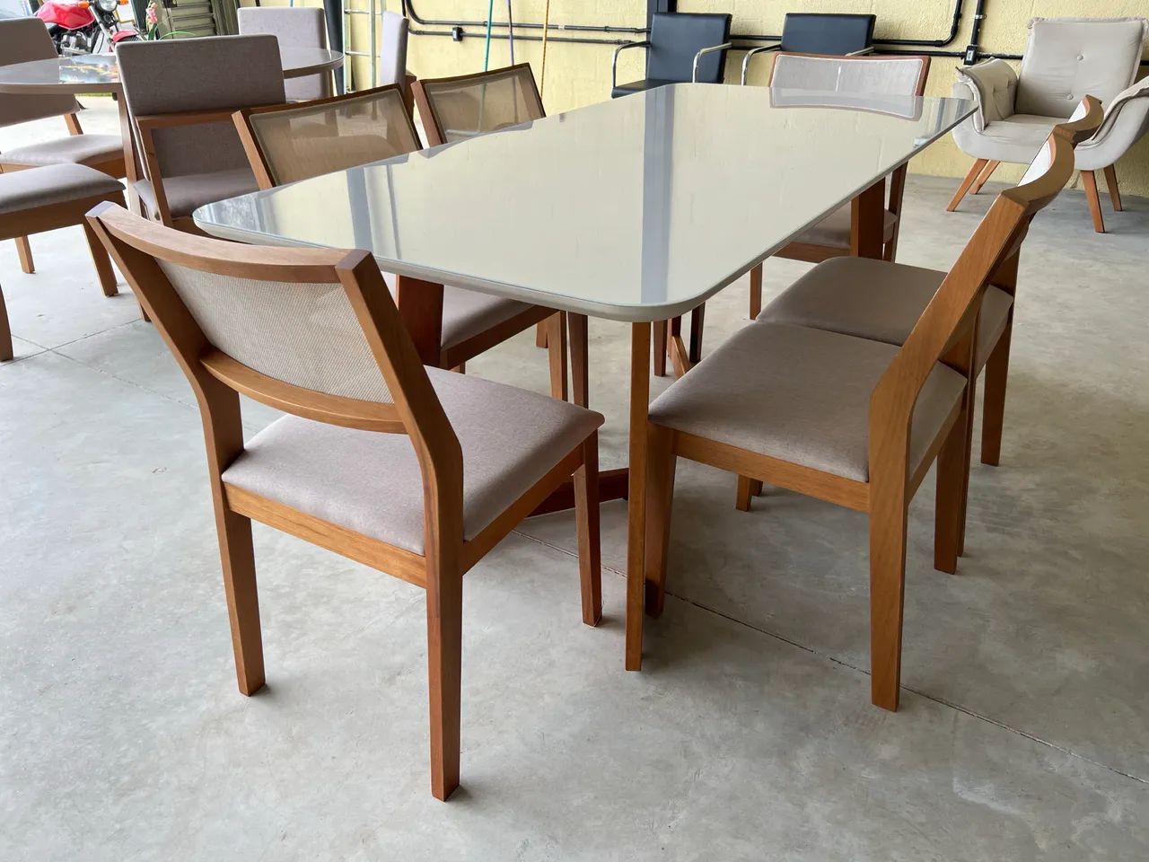 Mesa de jantar com 06 lugares 