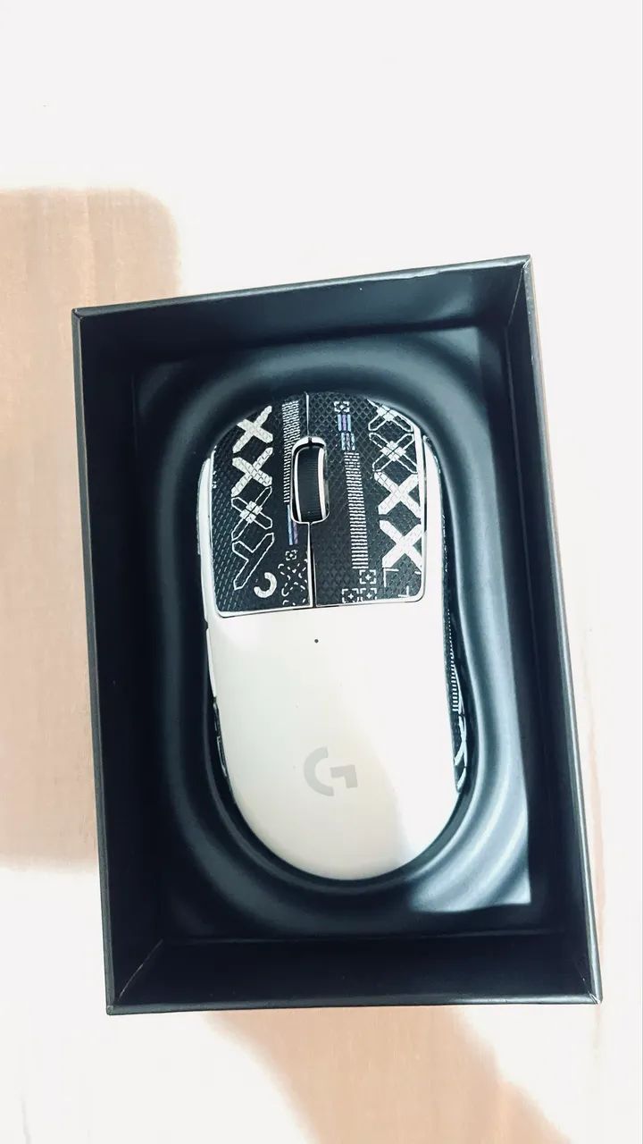 Mouse longitech G PRO x superlight  Vae um mouse pad da Longitech junto  