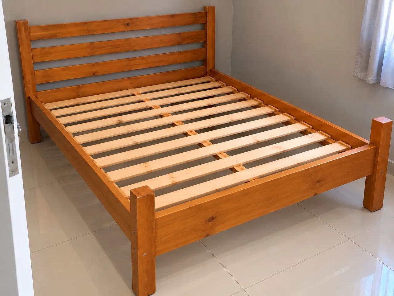 Cama de casal de madeira 