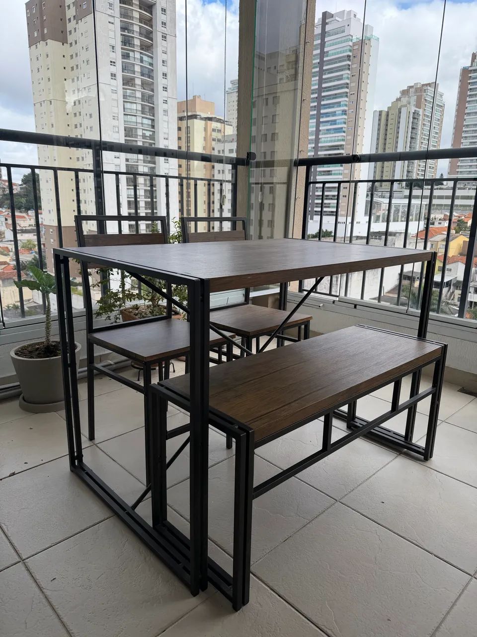 Mesa de jantar com cadeiras e banco estilo industrial - Foto 3