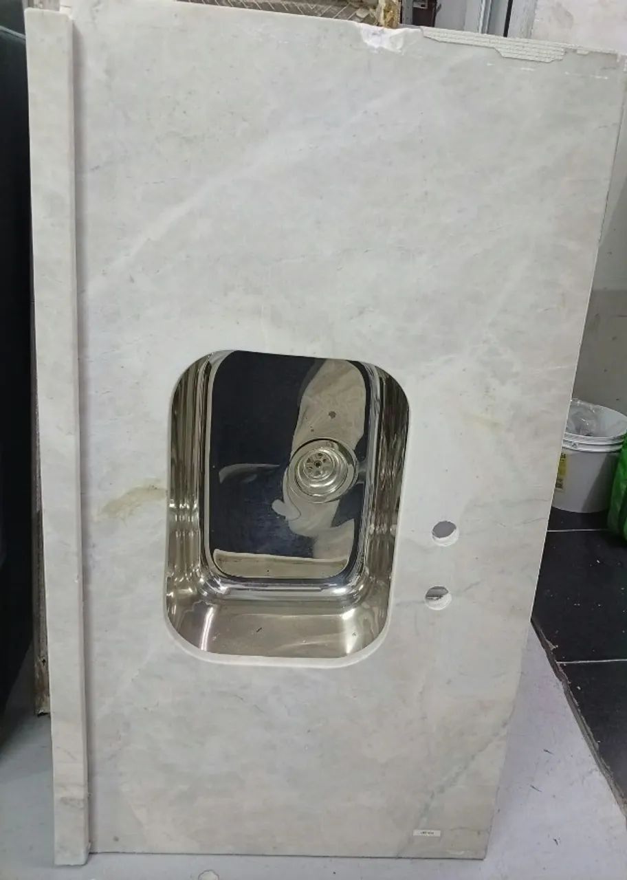 Pia de mármore com cuba de inox