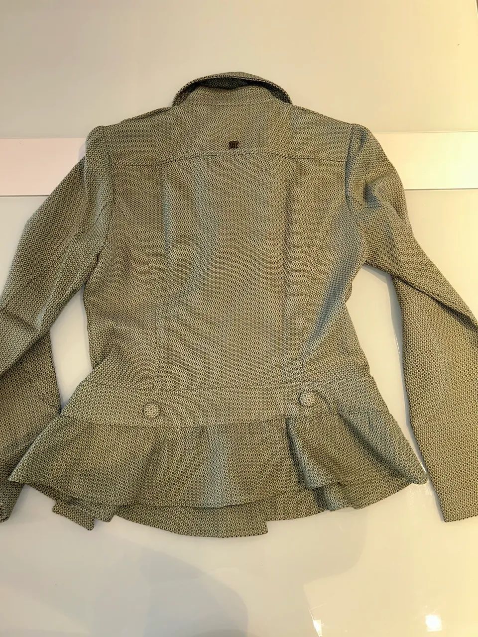 Blazer Acinturado com Peplum e Detalhe de Laço - Estilo Militar Romântico TAMANHO M - Foto 5