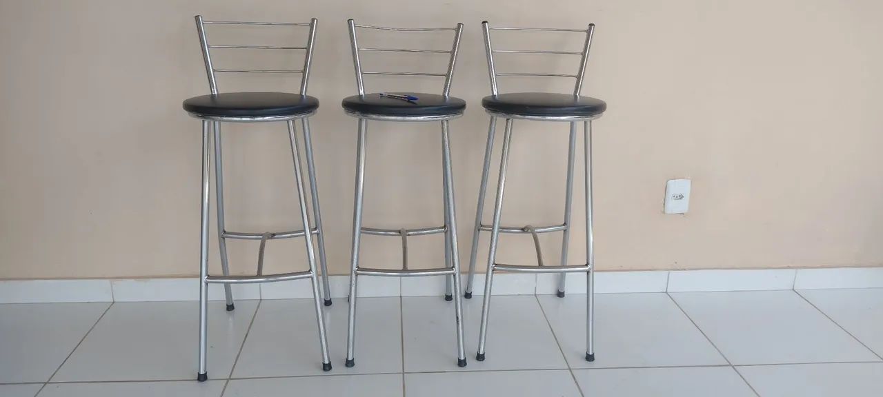 Banqueta alta prata com assento preto 
