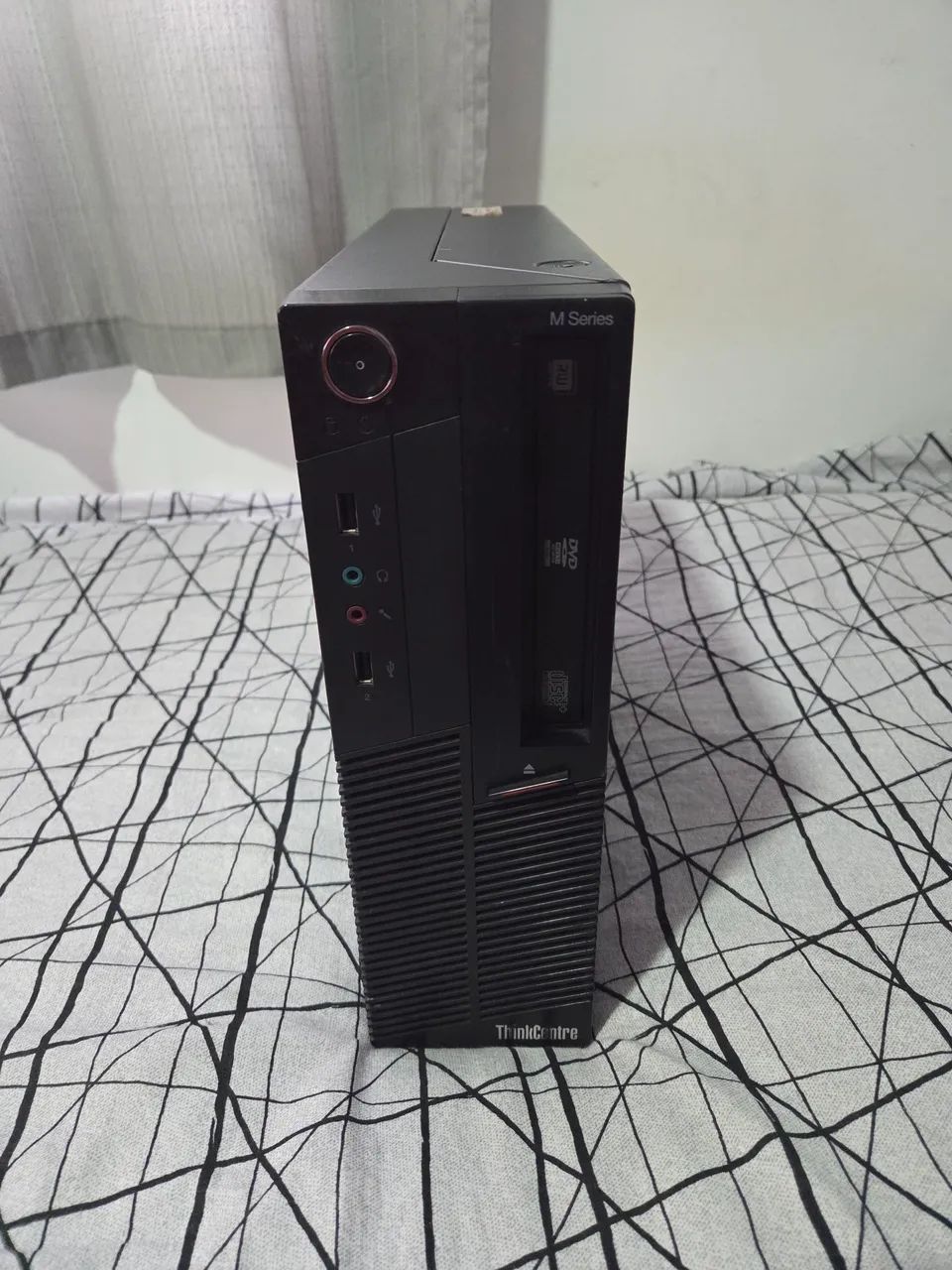 Computador Lenovo thinkcenter i5, 6gb ram, ssd 240gb.