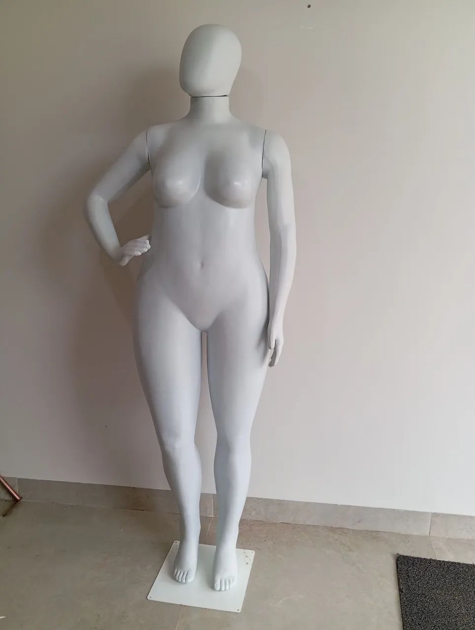 Manequim plus size cabeça de ovo plástico 3 braços  - Foto 3