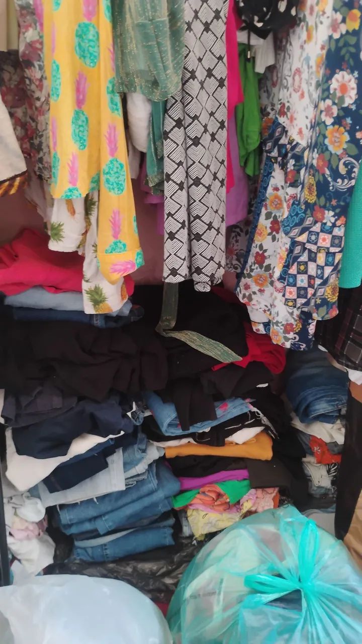 Lote de roupas para brechó 2 reais  - Foto 2