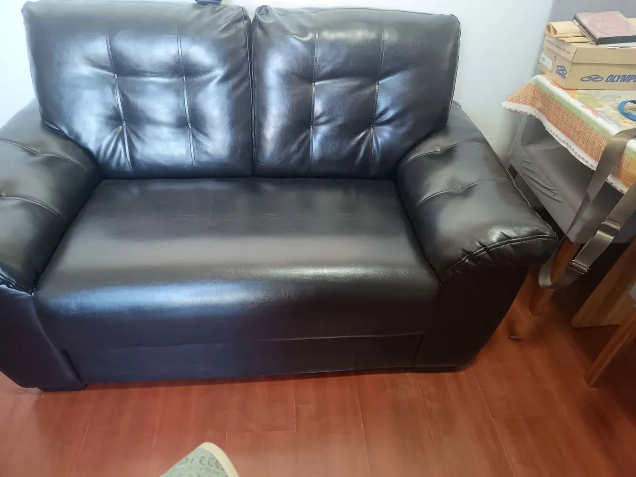 Sofá preto em couro ecológico perfeito