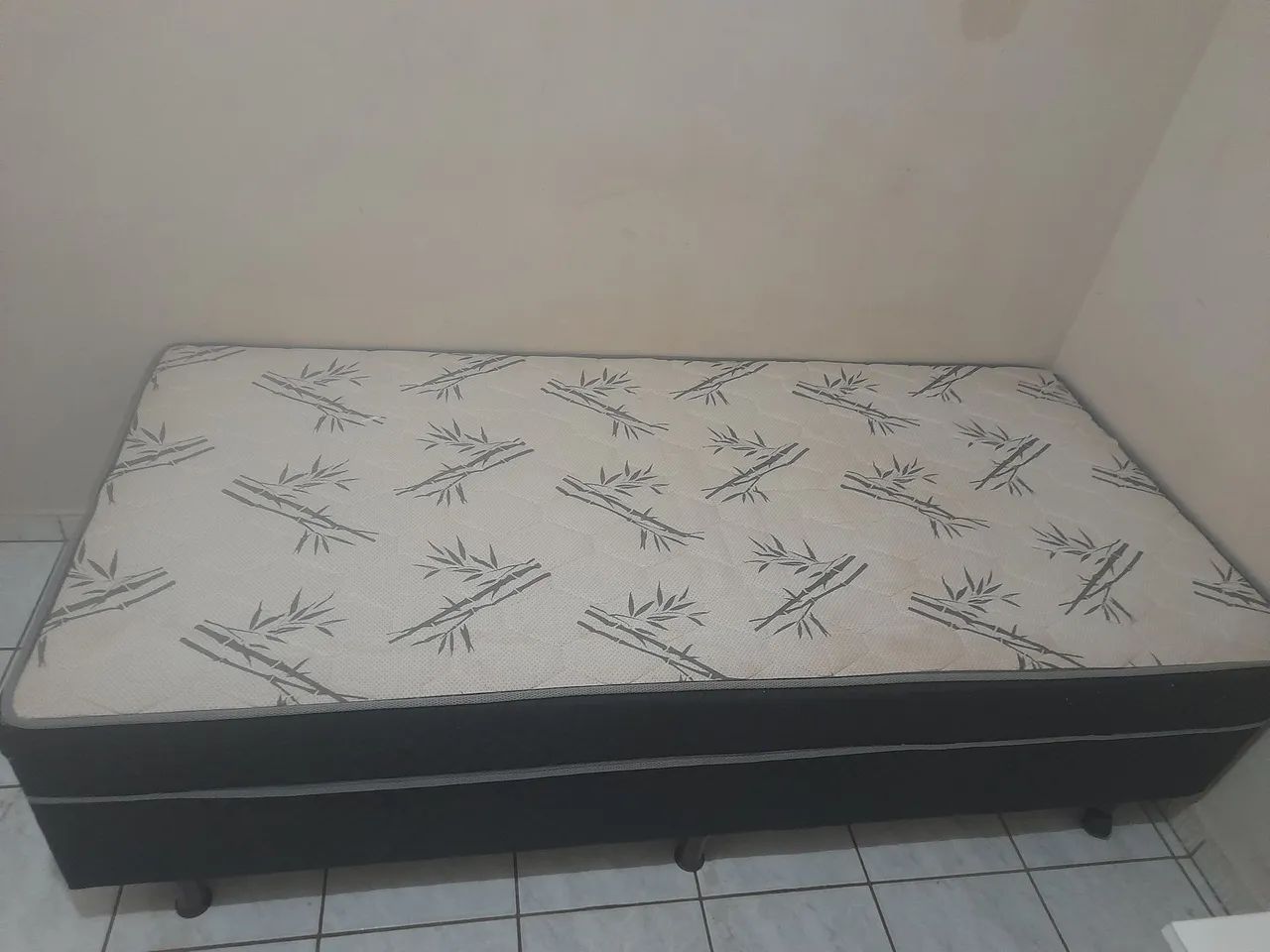 Cama solteiro e guarda roupa