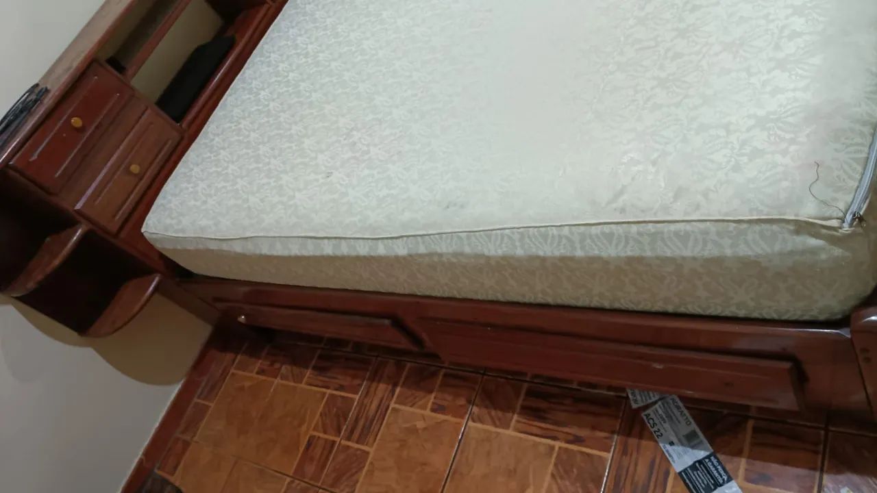 Cama de madeira com gaveteiros e baú na cabeceira - Foto 2