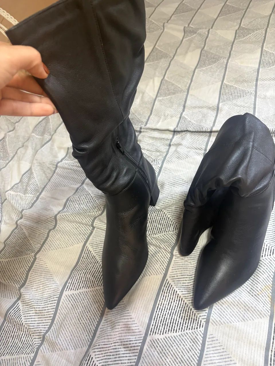 Bota uza em couro preta 