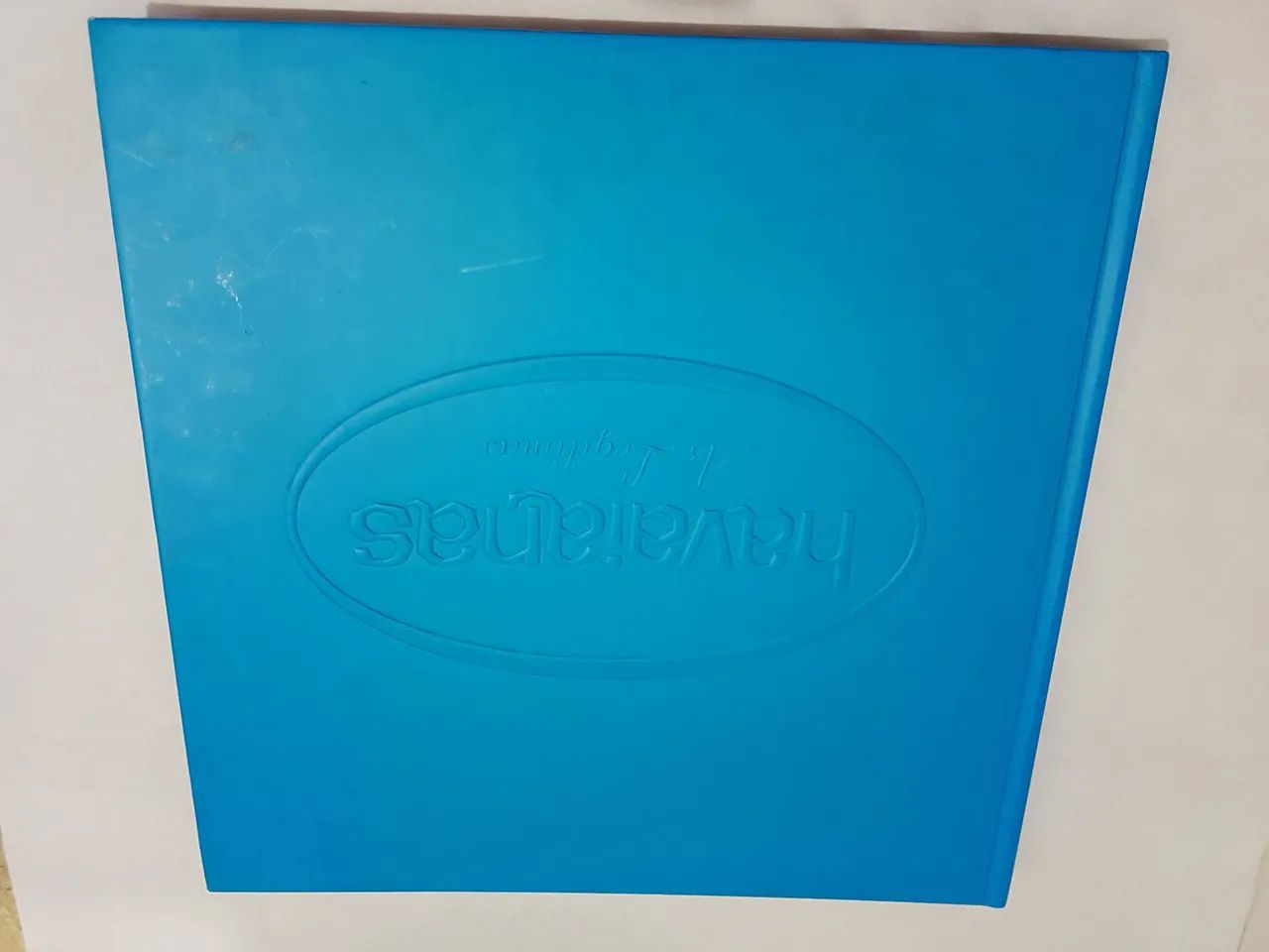 Álbum e chinelo havaiana.