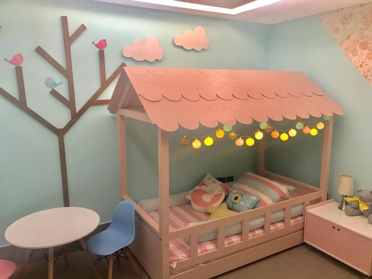 Cama infantil montessoriana rosa com colchão mesa lateral adornos e nicho