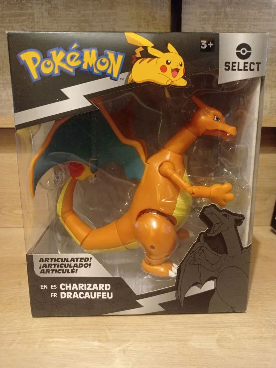 Charizard Pokémon select da jazwares na caixa