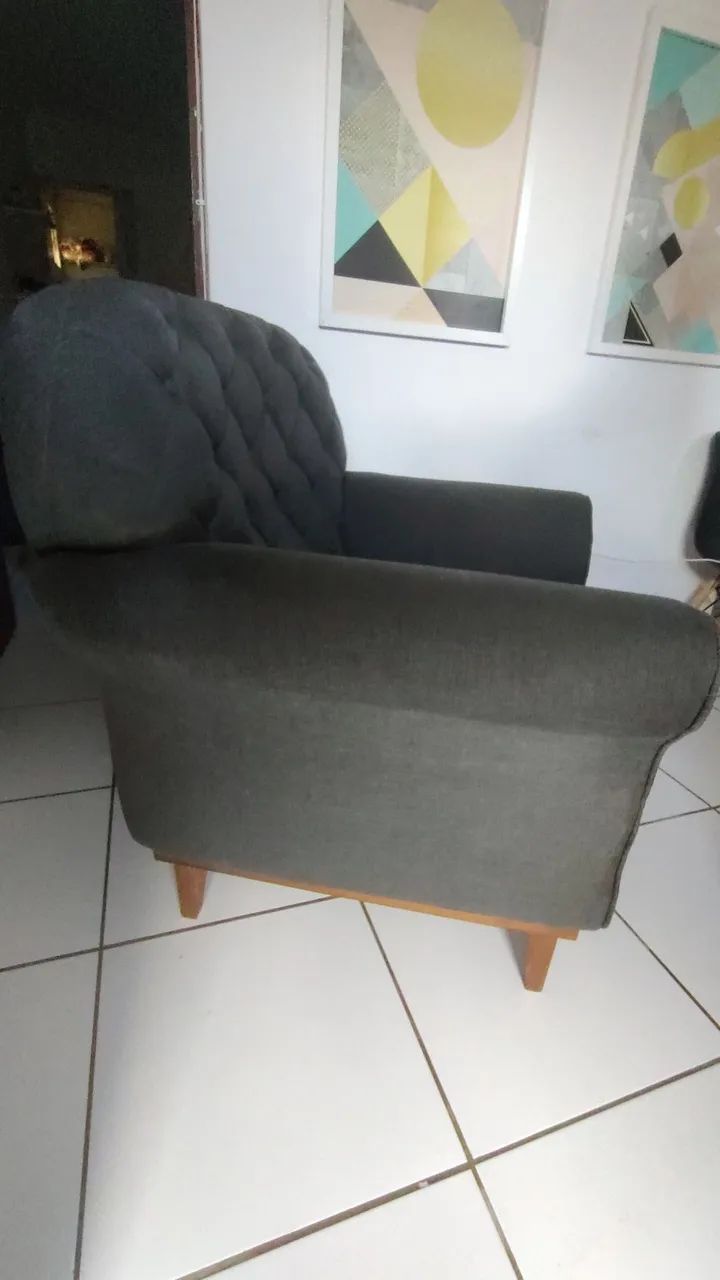 Poltrona em Linho e pés de madeira. - Foto 2