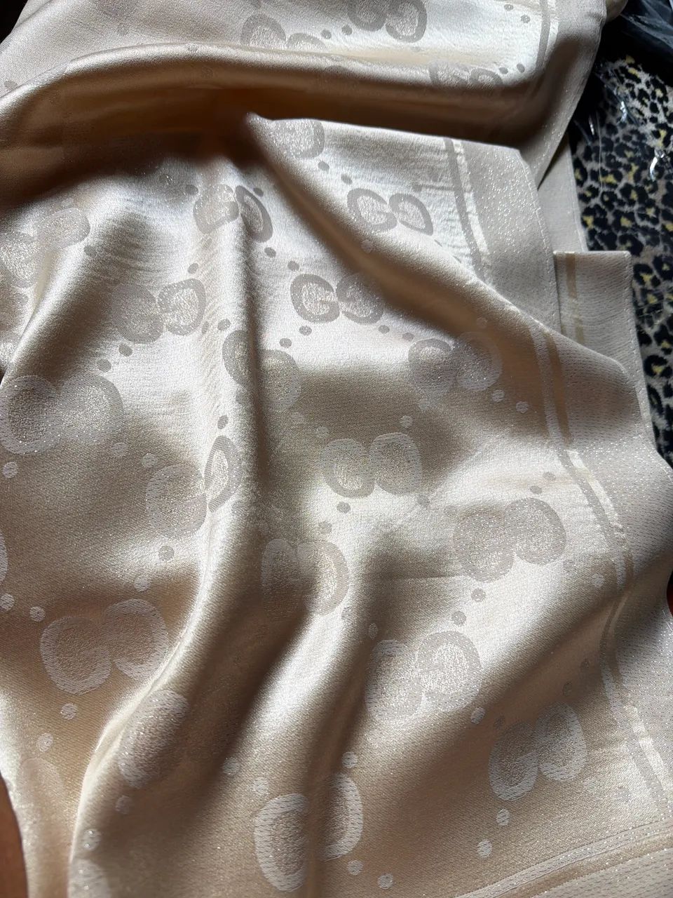 Echarpe Gucci dourada luxo - Foto 5